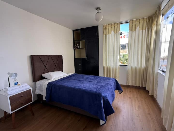 Habitación con 1,5 camas, armario, mesita de noche, vistas al parque.