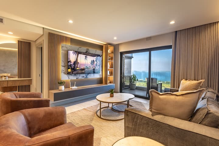 Luxury Umhlanga Escape | Sea Views, Balcony, Pool - Durban North