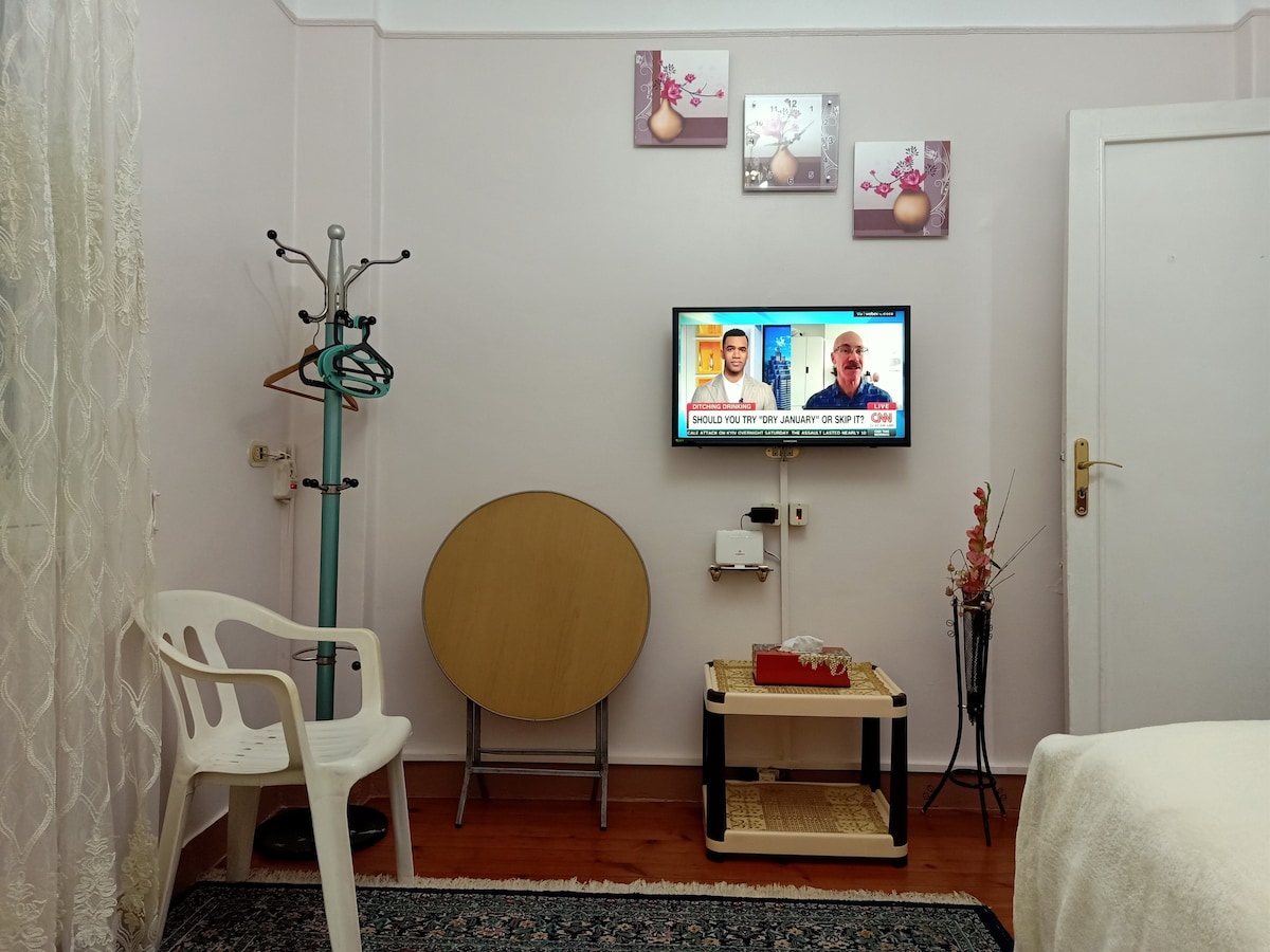 je slaapkamer: geniet van het kijken naar een lcd-tv die is aangesloten op een satellietontvanger.