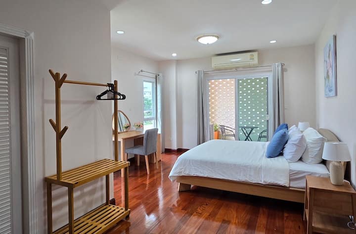 Dhoma e gjumit ka një ballkon privat me mur dekorativ për privatësi dhe një atmosferë çlodhëse. Ka gjithashtu banjë ngjitur.