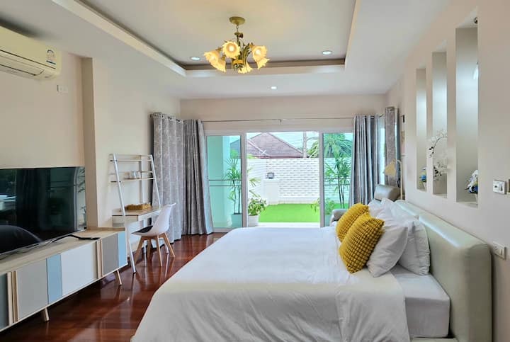 Dhomë gjumi kryesore në katin e 2-të me një televizor Google 55"me një ballkon privat me terren artificial.