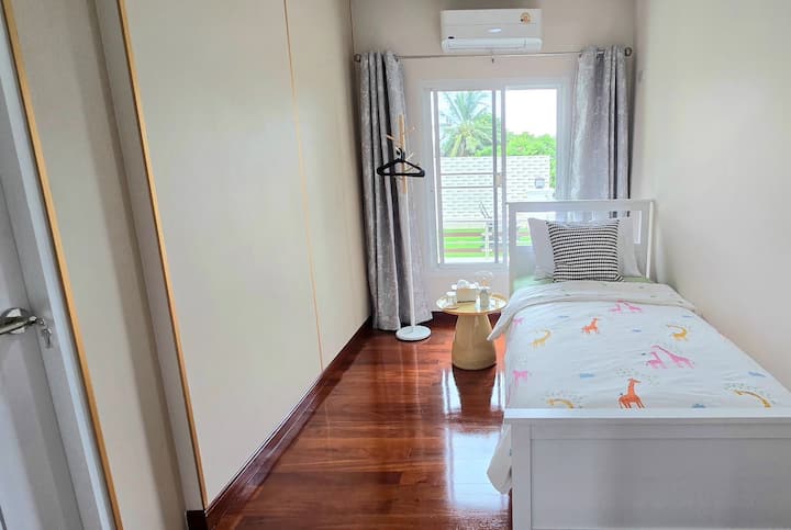 Dhoma ngjitur, e vendosur në mënyrë të përkryer pranë dhomës kryesore të gjumit për lehtësi familjare.