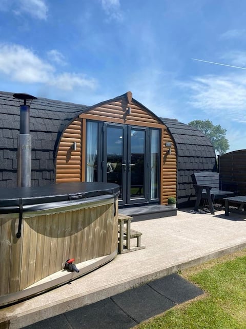 Luxury Glamping pod with hot tub 'Blossom View'