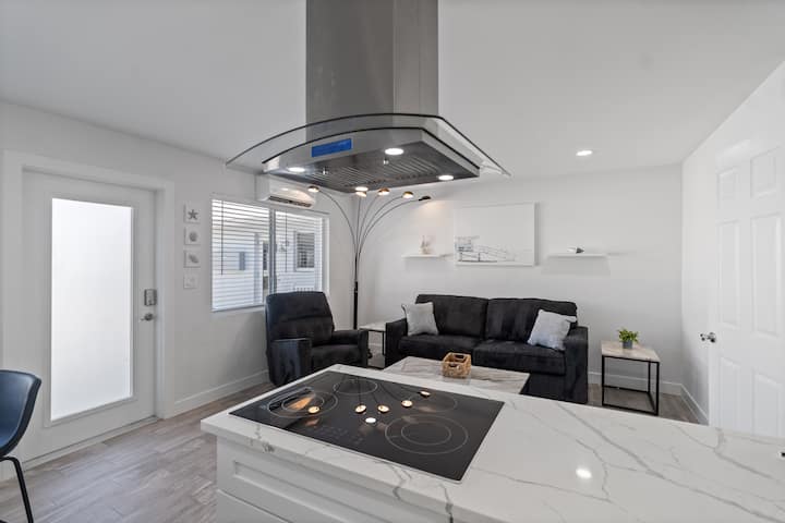 1 Mile To Beach! Tropical Escape + Pool! - Fort Lauderdale, FL