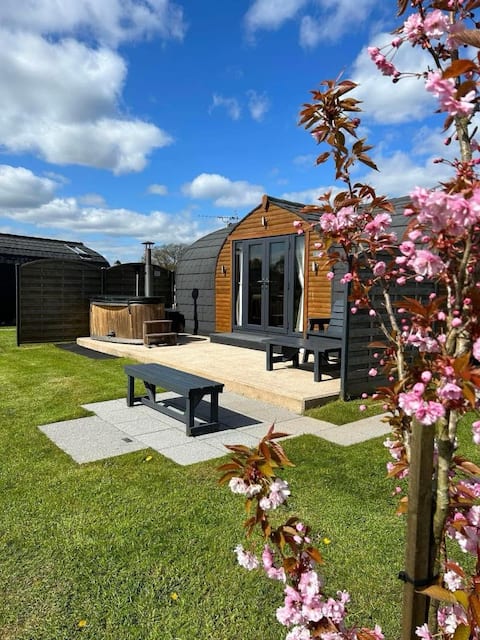 Luxury Glamping pod with hot tub 'Fell View'