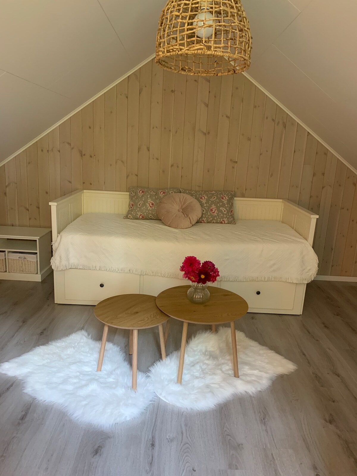 سرير أريكة 160 سم. هناك إمكانية لاستعارة سرير إضافي أو مرتبة هوائية إذا رغبت في ذلك لأن هذه هي غرفة النوم الوحيدة.