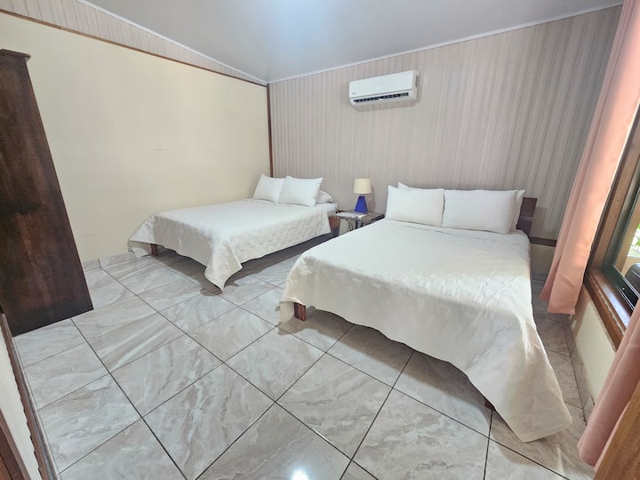 غرفة النوم 3: سرير كوين واحد وسرير مزدوج مع وحدة تكييف الهواء. 