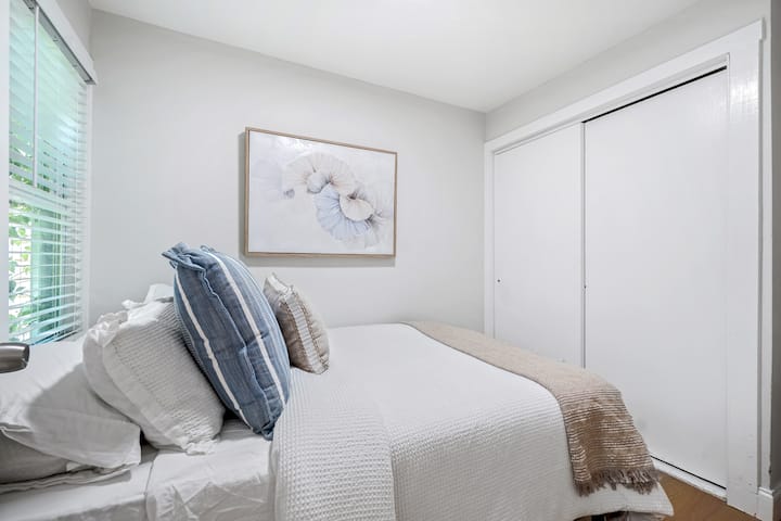 Оттеглете се в очарователната ни трета спалня, където комфортът среща спокойствието – насладете се на спокоен сън в уютното пълноразмерно легло, заобиколено от изискан морски декор.