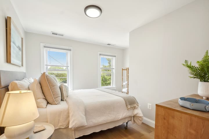 Открийте спокойствие в очарователната ни втора спалня, предлагаща уютен комфорт и стилни детайли за спокоен отдих.