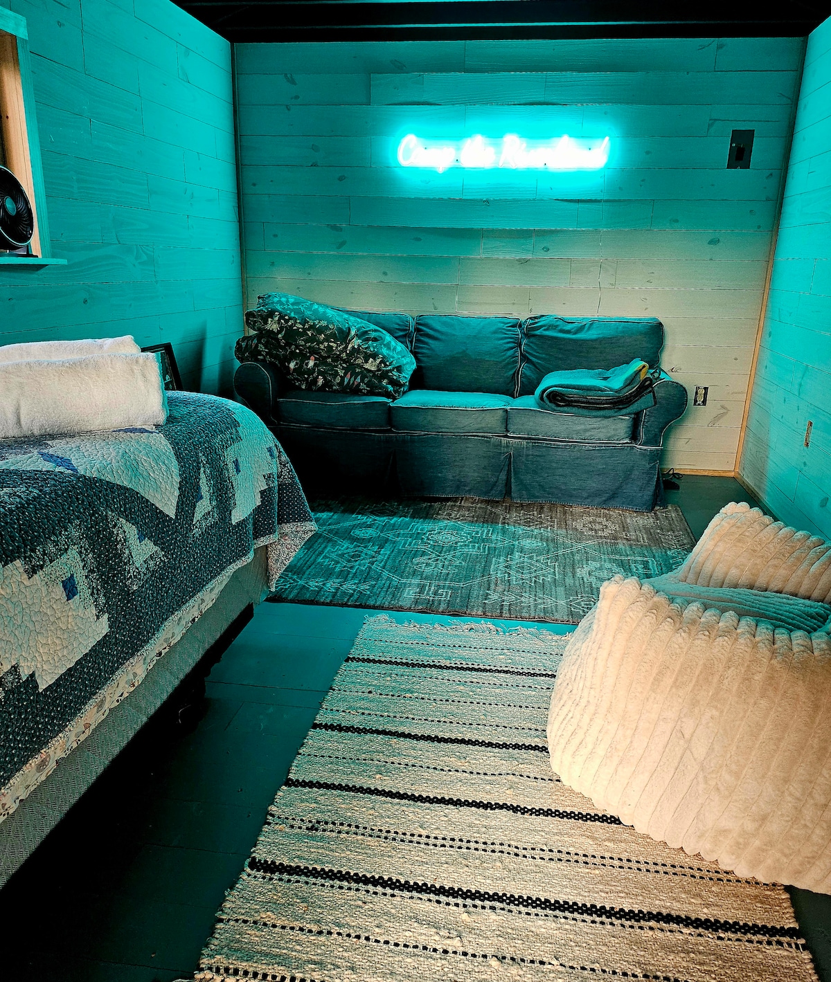 בתוך הקומתיים, או "חדר שינה 3". האזור הזה כלול רק כשמזמינים את הנכס הזה ל-5 עד 7 אורחים.