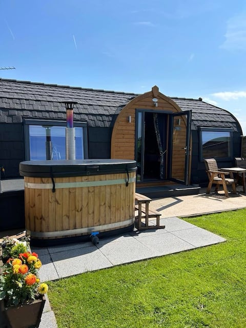 Luxury Glamping pod with hot tub 'Willow View'