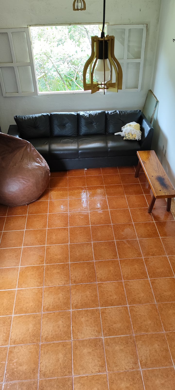 غرفة معيشة كبيرة بها ترتيبات جلوس.