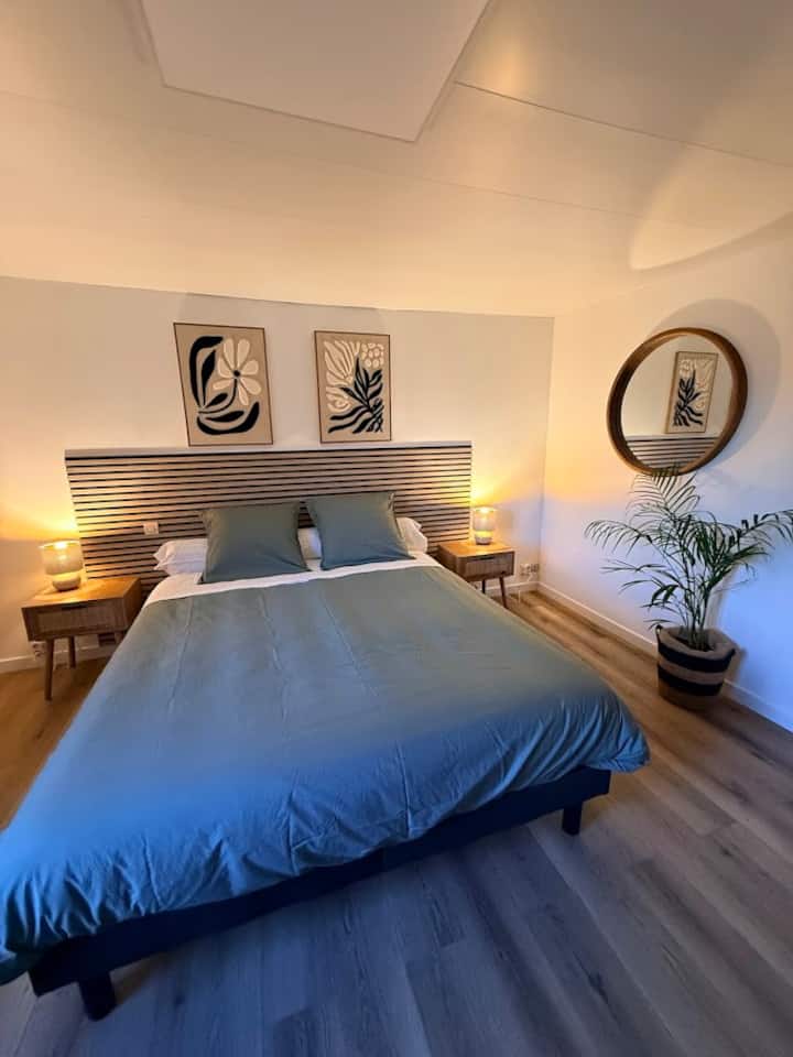 For the safety of young children, the window in the large bedroom is equipped with a child safety device.
A key is required to open it; you will find it on the key ring by the front door.