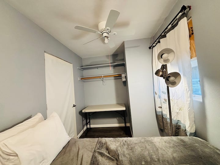 Tretia spálňa je kompaktná s manželskou posteľou Queen a úložným priestorom.