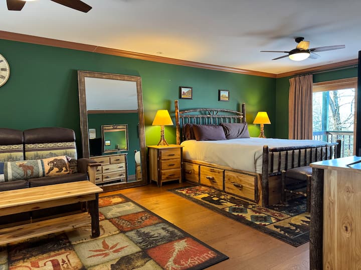 Tercer piso: habitación Queensbury, principal con cama (king) y puertas al balcón privado
