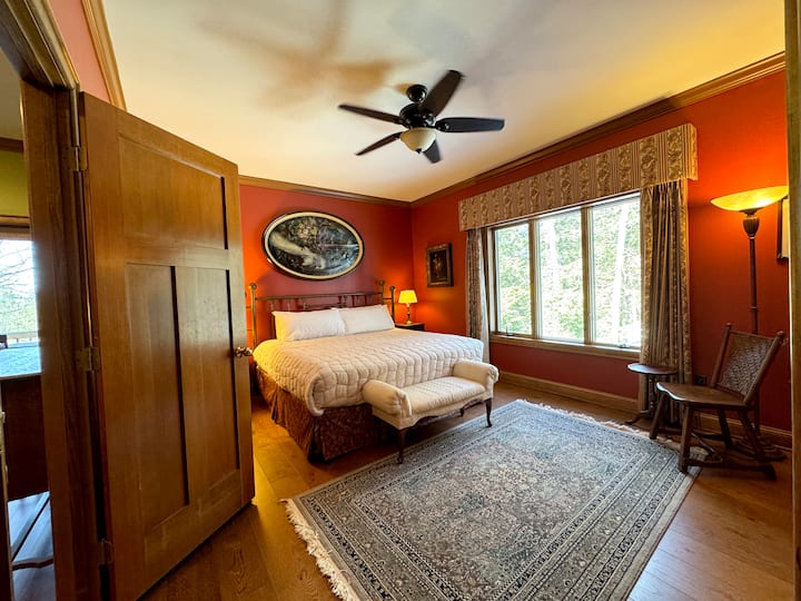 Segundo piso: habitación Saranac Lake con cama tamaño king, baño adjunto