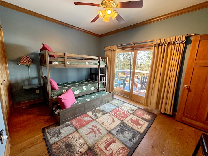 Segundo piso: habitación con literas Friends Lake con 3 camas individuales (incluida una cama nido)