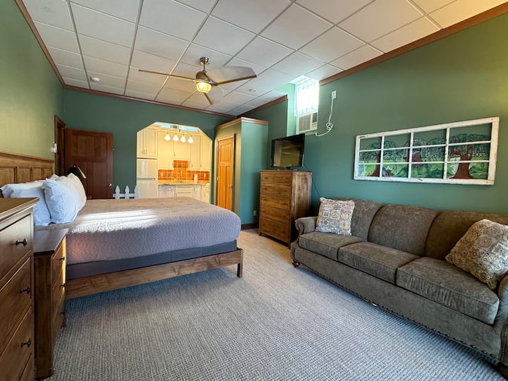Primer piso: suite Lake Placid con cocina pequeña, cama tamaño king y sofá cama. El espacio de entrada tiene un baño completo con combinación de ducha/bañera y lavandería. 