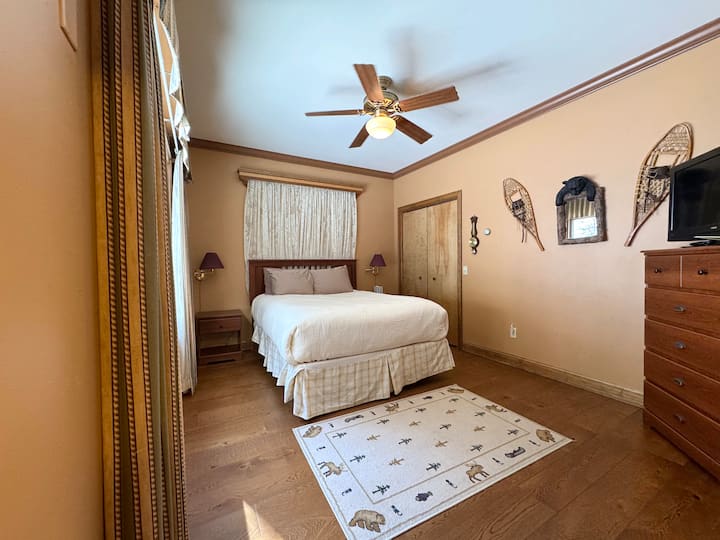 Segundo piso: habitación Indian Lake con cama tamaño queen, baño adjunto