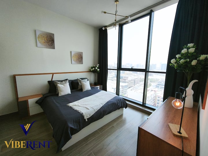 Bed: King-size with quality mattress + fresh, hotel-grade linens.


Extras: Charging ports or USB outlets