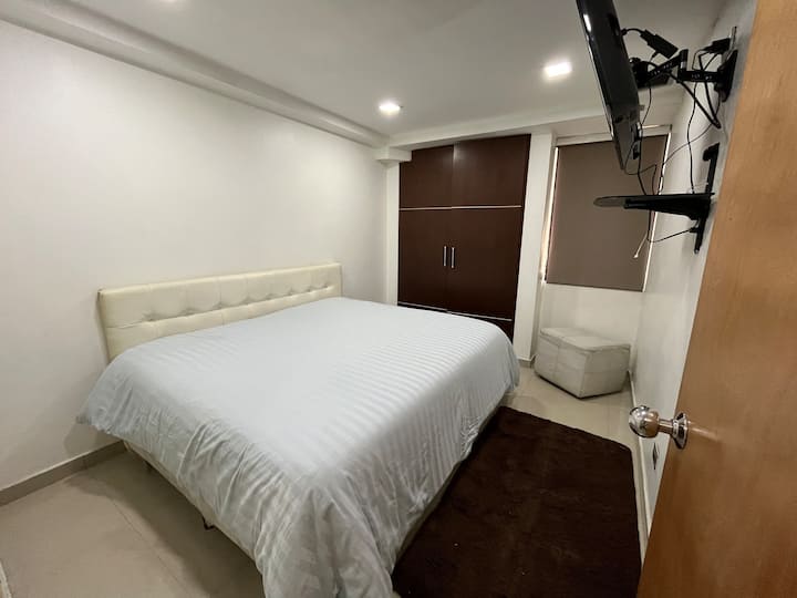 Camera da letto secondaria con armadio e TV