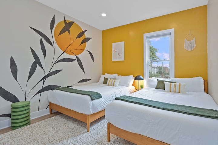 Cette chambre ensoleillée et élégante comprend deux lits queen, des œuvres d'art murales audacieuses, une literie confortable et un téléviseur intelligent pour se divertir. Avec ses tons chauds et sa lumière naturelle, c'est un espace joyeux et confortable pour se reposer et se ressourcer.