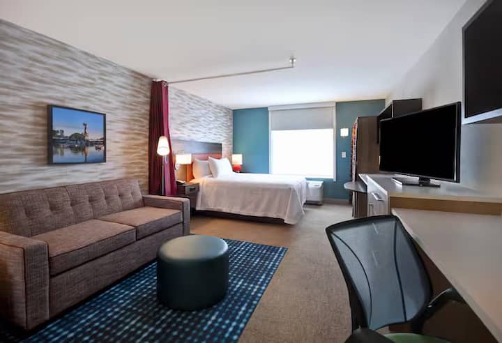 Adventure Awaits In Spacious Room Near City Center - Wichita, KS