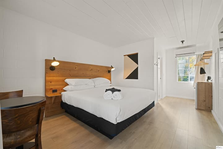 Queen Room In Boutique Motel - Red Bluff, CA