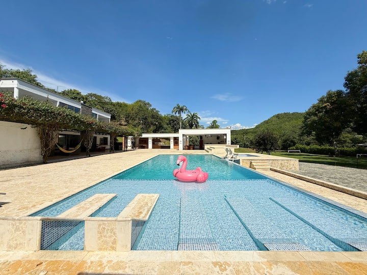 Large estate in San Jerónimo with a Jacuzzi