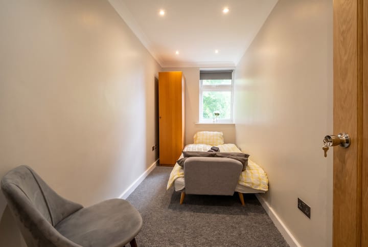 Peaceful single room with garden outlook and a comfy seating corner