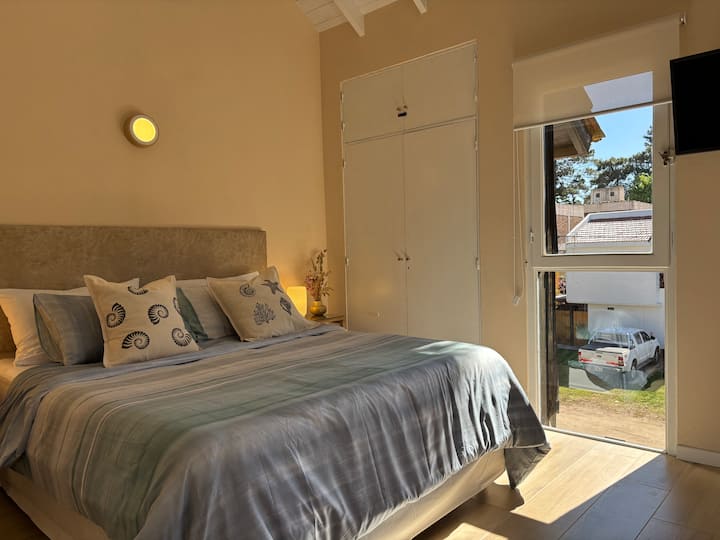 Uskoro ćete se buditi u ovom bračnom krevetu, slušati cvrkut ptica i uživati u suncu. 