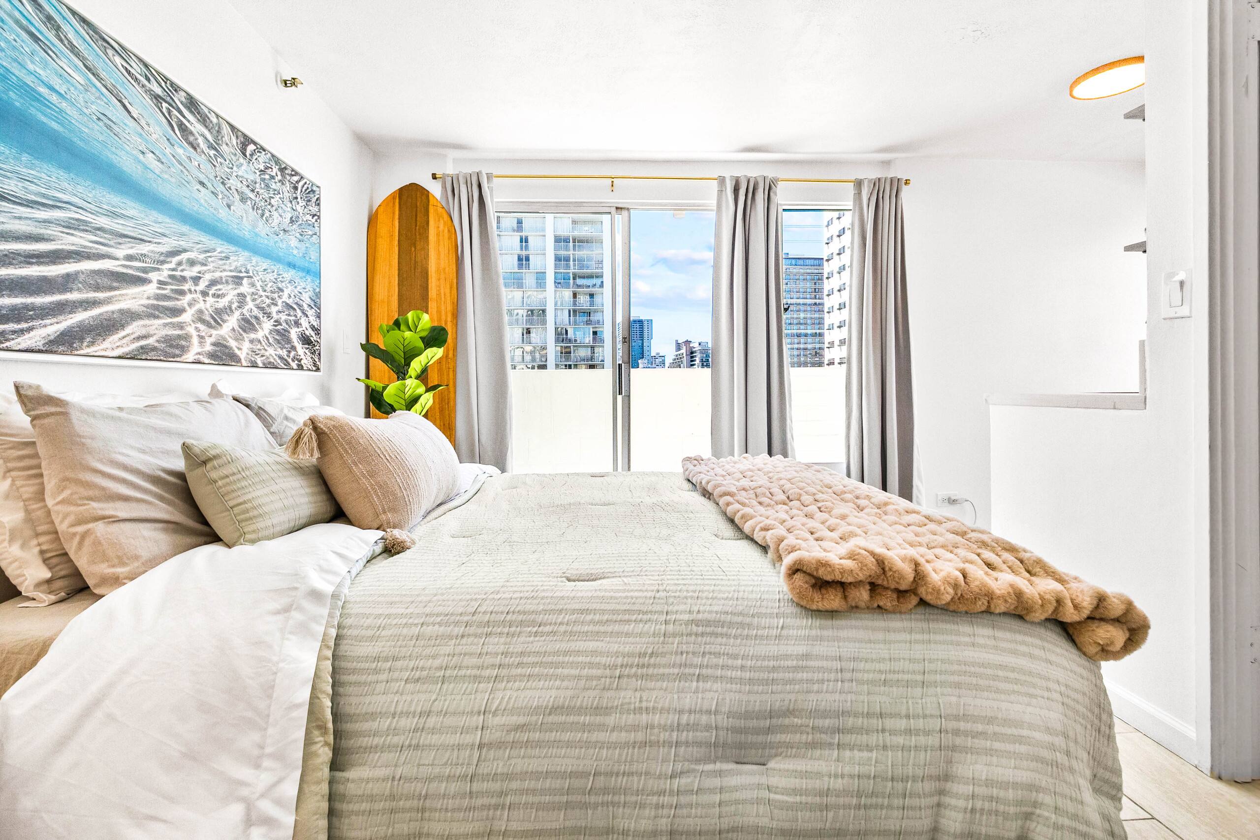 Bright Corner Studio with 2 Private Lanais on 11FL - Image 3