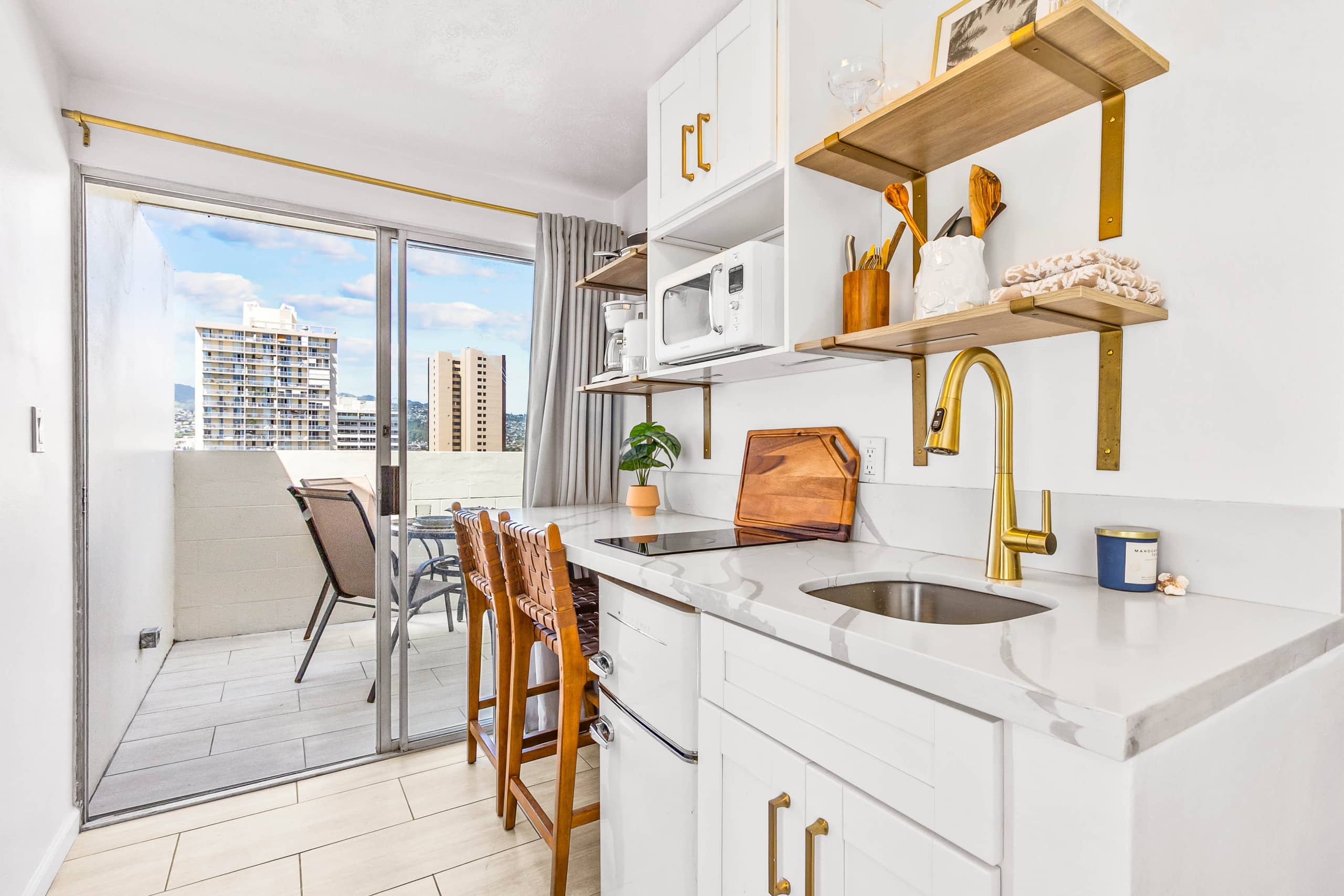 Bright Corner Studio with 2 Private Lanais on 11FL - Image 10