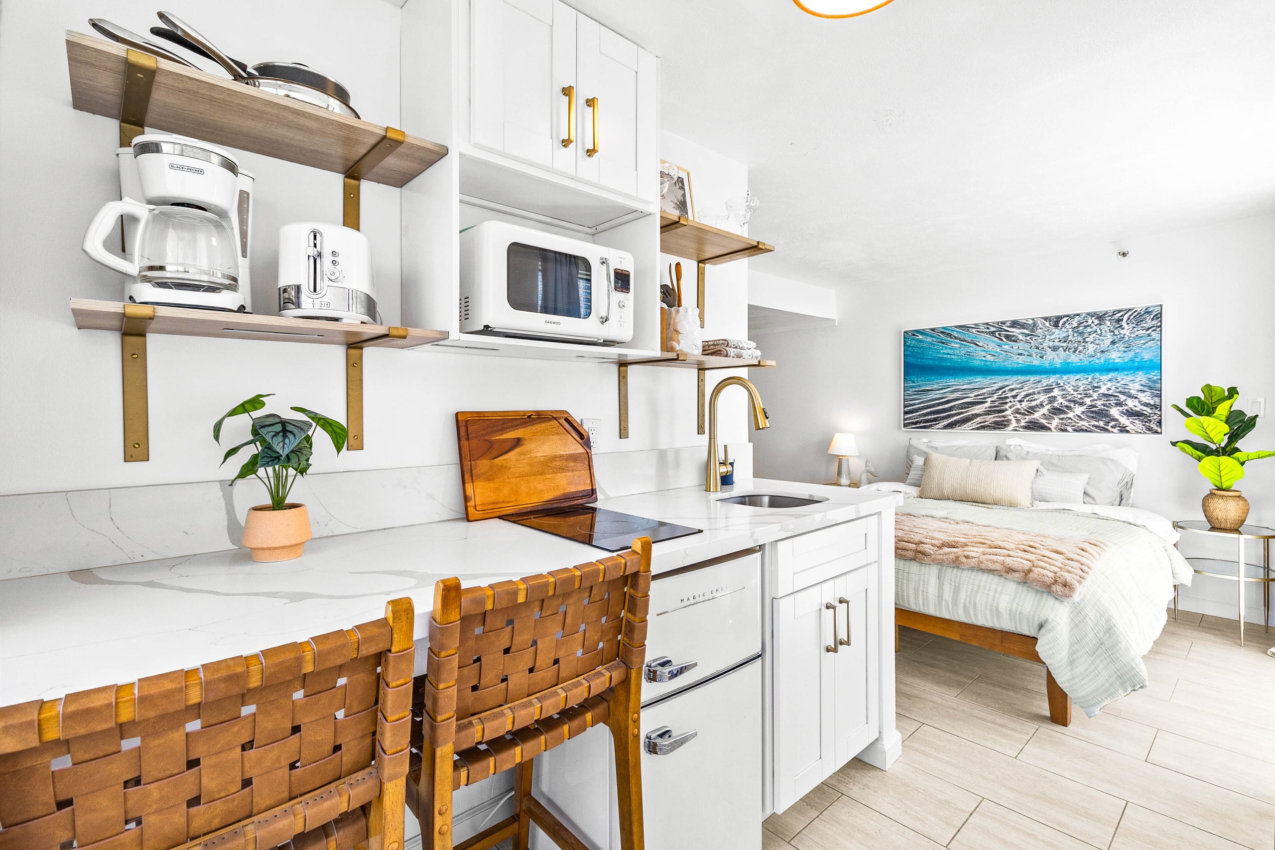 Bright Corner Studio with 2 Private Lanais on 11FL - Image 1