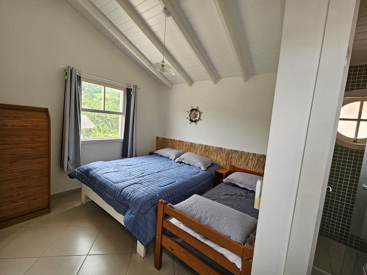 Superior apartman br. 2: 1 bračni krevet (queen size), 1 krevet za jednu osobu, vlastita kupaonica i klima-uređaj.