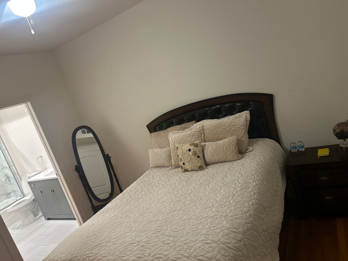 Almohadas y ropa de cama/edredón adicionales disponibles para los huéspedes. 