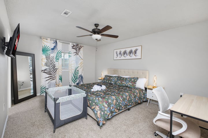 Udobna spavaća soba s velikim bračnim krevetom, zavjesama za zamračivanje, pametnim televizorom, stropnim ventilatorom i posebnim prostorom za rad. Uključuje krevetić za obitelji koje putuju s malom djecom, što je idealno za mirne noći i produktivne dane.