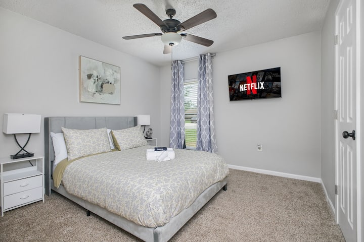 Spavaća soba s bračnim krevetom, udobnom posteljinom, pametnim televizorom s Netflixom, stropnim ventilatorom i zavjesama koje zatamnjuju prostoriju. Za mirne noći i jutra u lijepo uređenom smještaju.