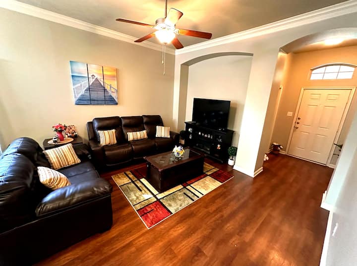 Cozy Stay In Aggieland - Santa's Wonderland, College Station