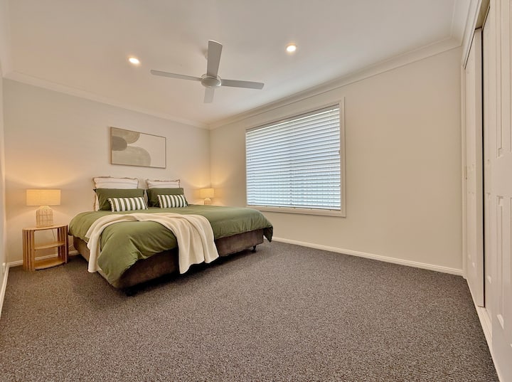 Kitanda aina ya King kinaweza kubadilishwa kuwa vitanda viwili vya mtu mmoja baada ya kuombwa 