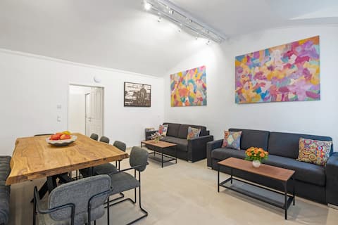 Top performing Airbnb: Trendy Naschmarkt Home • Sleeps 8 • AC • 2,5 baths in Margareten