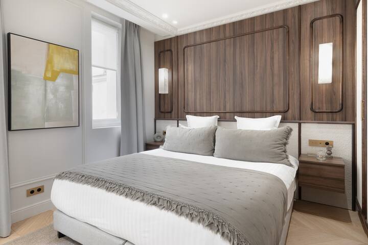 A Sophisticated 1-BR with Services in Louvre