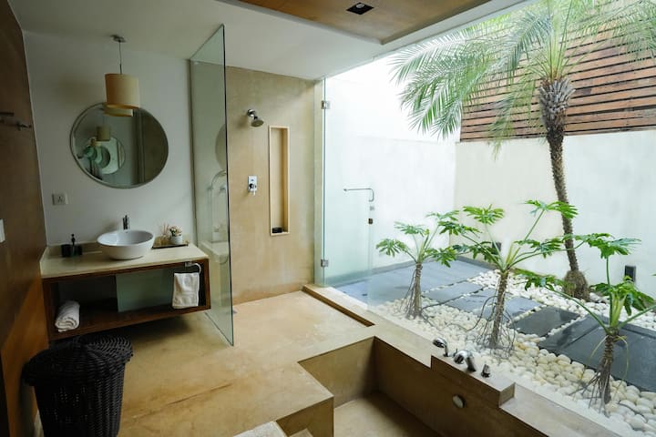 Full bathroom 1 image 1