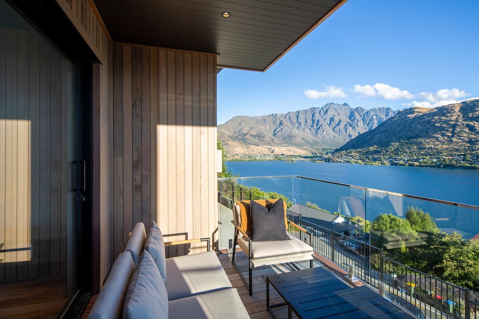A modern villa above Lake Wakatipu, Queenstown, Otago, New Zealand, photo 2 of 10