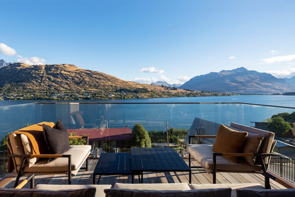 A modern villa above Lake Wakatipu, Queenstown, Otago, New Zealand, photo 4 of 10