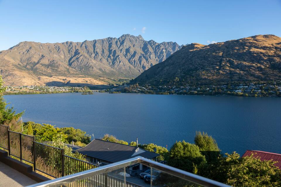 A modern villa above Lake Wakatipu, Queenstown, Otago, New Zealand, photo 1 of 10
