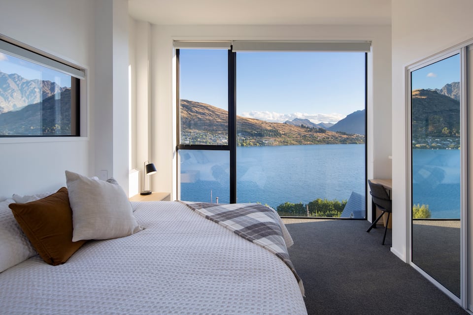 A modern villa above Lake Wakatipu, Queenstown, Otago, New Zealand, photo 6 of 10