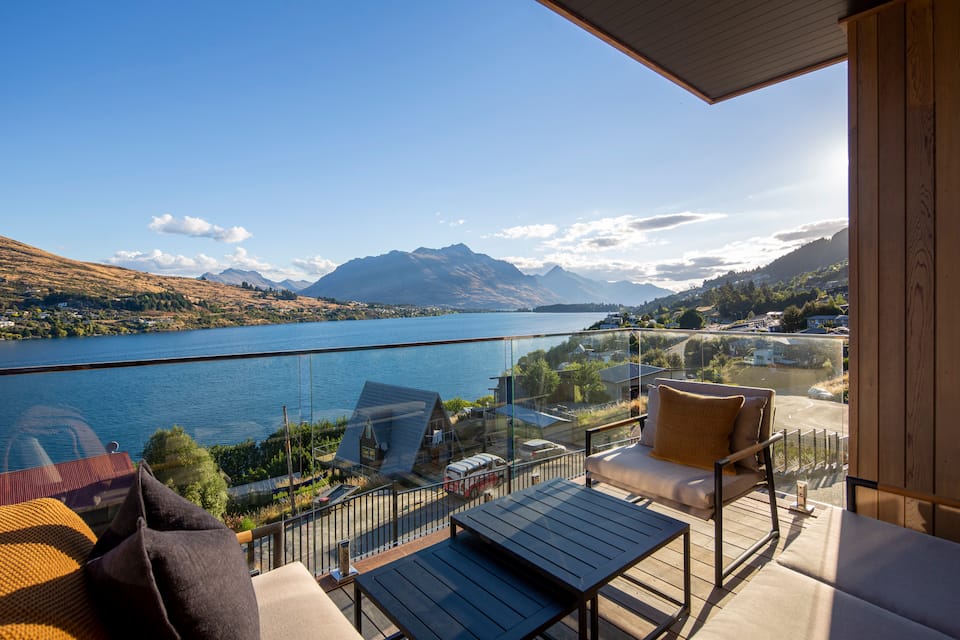 A modern villa above Lake Wakatipu, Queenstown, Otago, New Zealand, photo 7 of 10