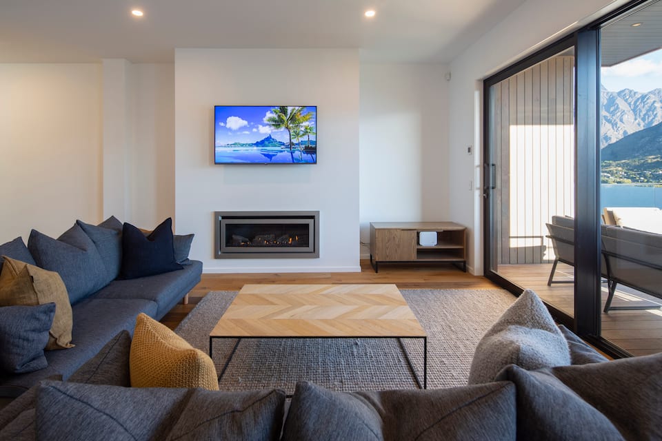A modern villa above Lake Wakatipu, Queenstown, Otago, New Zealand, photo 5 of 10
