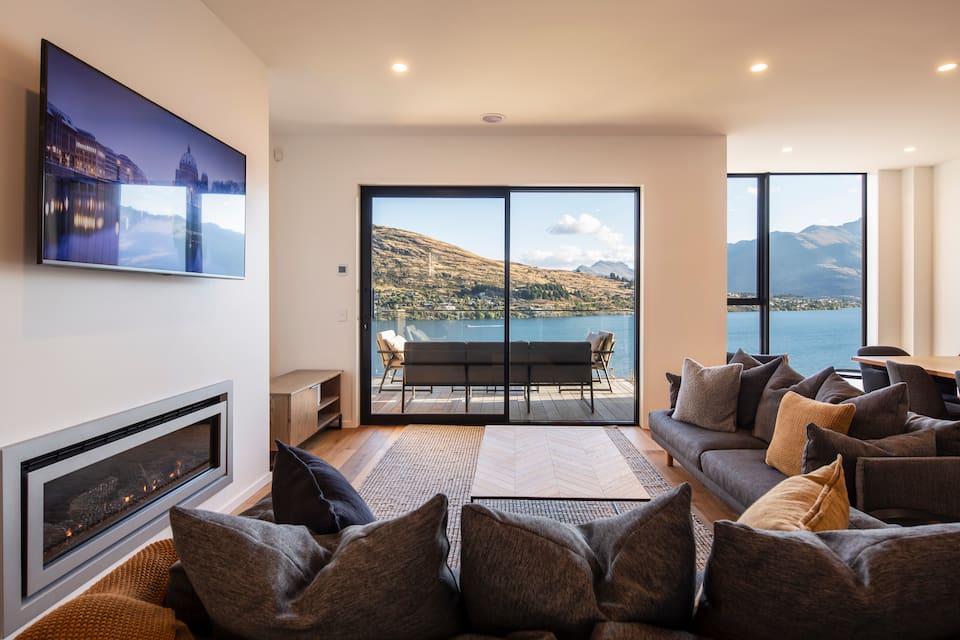 A modern villa above Lake Wakatipu, Queenstown, Otago, New Zealand, photo 3 of 10